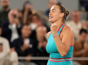 La bielorrusa Aryna Sabalenkat celebra su victoria ante la polaca Iga Swiatek en semifinales de Roland Garros en Paris, Francia. EFE/EPA/TERESA SUAREZ