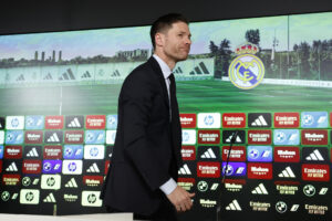 El exjugador del Real Madrid Xabi Alonso en foto del día de su presentación en el Bernabéu. Chema Moya