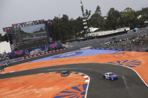 El estadounidense Tyler Reddick del equipo 23XI Racing participa en una práctica de NASCAR Cup Series el viernes, en el Autódromo Hermanos Rodríguez en Ciudad en México (México). EFE/ Sáshenka Gutiérrez