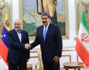 Fotografía cedida este lunes, 2 de junio, por el Palacio de Miraflores del presidente de Venezuela, Nicolás Maduro (d), al posar con el presidente del Parlamento de Irán, Mohammad Baqer Qalibaf, en Caracas (Venezuela). EFE/Palacio de Miraflores