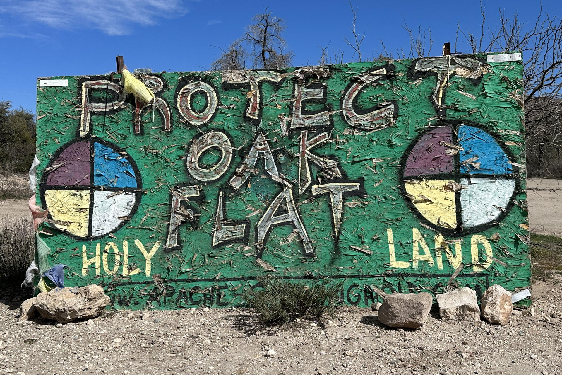 Fotografía dcedida por la organización HECHO donde se muestra una placa que pide la protección de Oak Flat donde está la mina de la minera Resolution Copper, una alianza entre compañías del Reino Unido y Australia, ubicada en las afueras de Superior, un territorio a unos 97 kilómetros (60 millas) al este de Phoenix, Arizona. EFE/ HECHO
