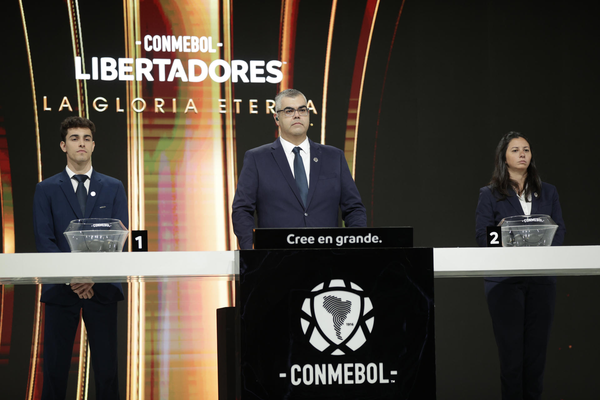 El director de Competiciones y Operaciones de Conmebol, Frederico Nantes (c), asiste al sorteo de octavos de final de la Copa Libertadores 2025. EFE/Juan Pablo Pino
