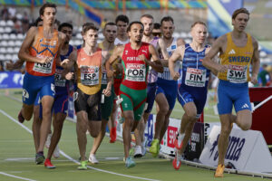 El español Adrián Ben (3i) en la prueba masculina de 1500m del campeonato de Europa por equipos que se disputa en el estadio de Vallehermoso, en Madrid. EFE / Sergio Pérez