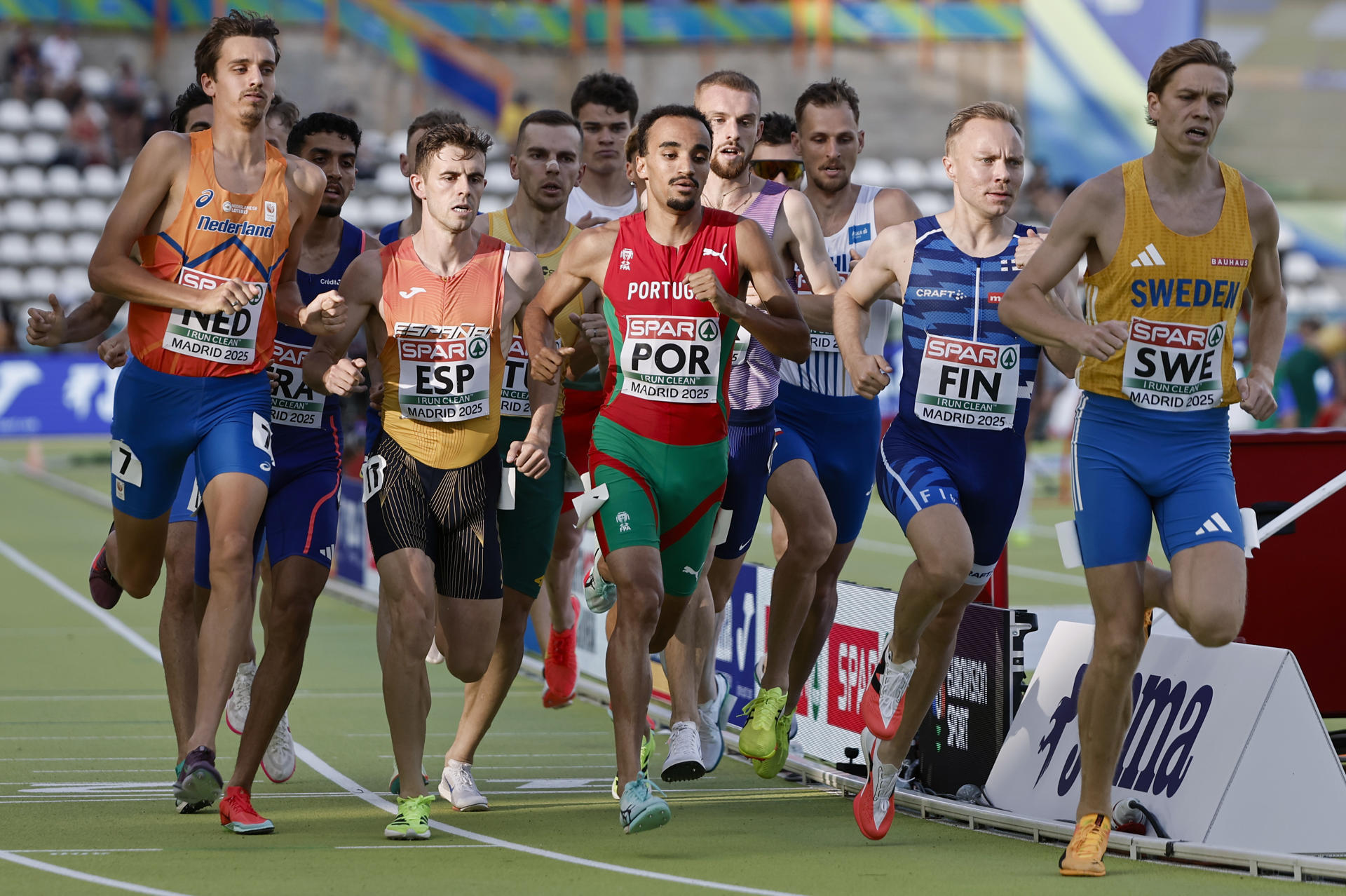 El español Adrián Ben (3i) en la prueba masculina de 1500m del campeonato de Europa por equipos que se disputa en el estadio de Vallehermoso, en Madrid. EFE / Sergio Pérez
