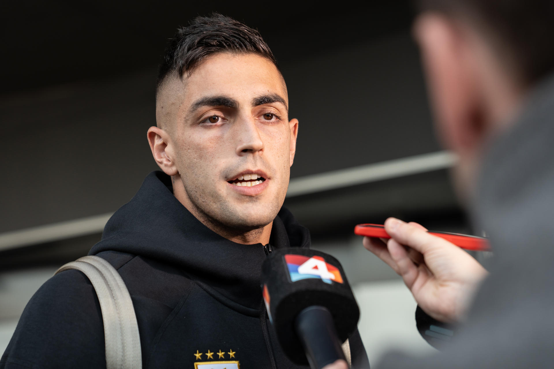El jugador guardameta de la selección de Uruguay Santiago Mele habla con la prensa este miércoles antes del viaje a Asunción para el partido de eliminatorias del Mundial contra Paraguay, este jueves. EFE/ Sofía Torres