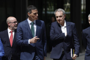 El presidente del Gobierno, Pedro Sánchez, acompañado del expresidente José Luis Rodríguez Zapatero, a su llegada este lunes al Museo del Traje en Madrid. EFE/ Sergio Pérez