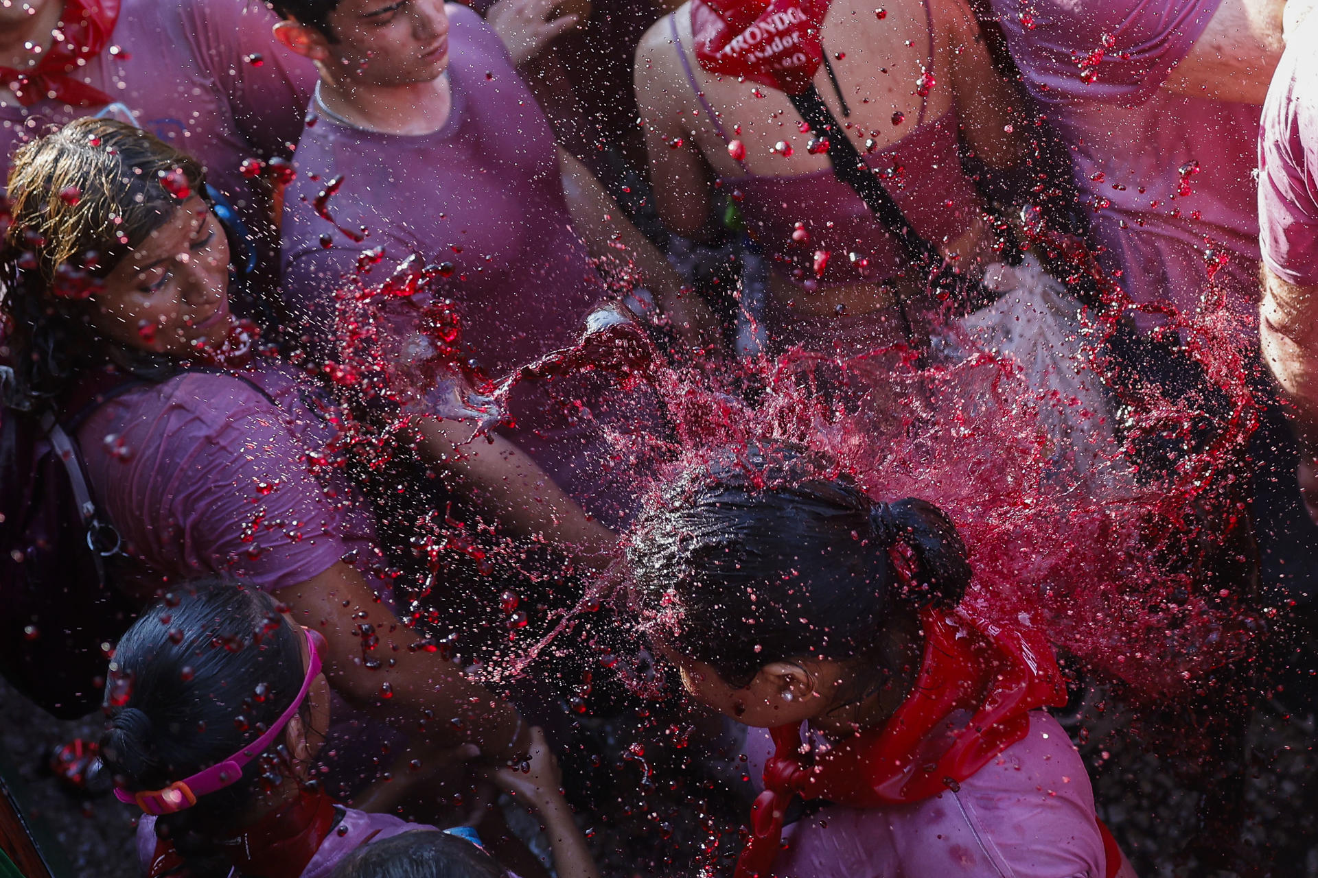 Los Riscos de Bilibio acogen este domingo la tradicional Batalla del Vino de Haro (La Rioja), en la que se prevé que unos 10.000 participantes se arrojen unos 40.000 litros de vino con todo tipo de 'armas', como botas, cubos y pistolas de agua. EFE/ Villar López