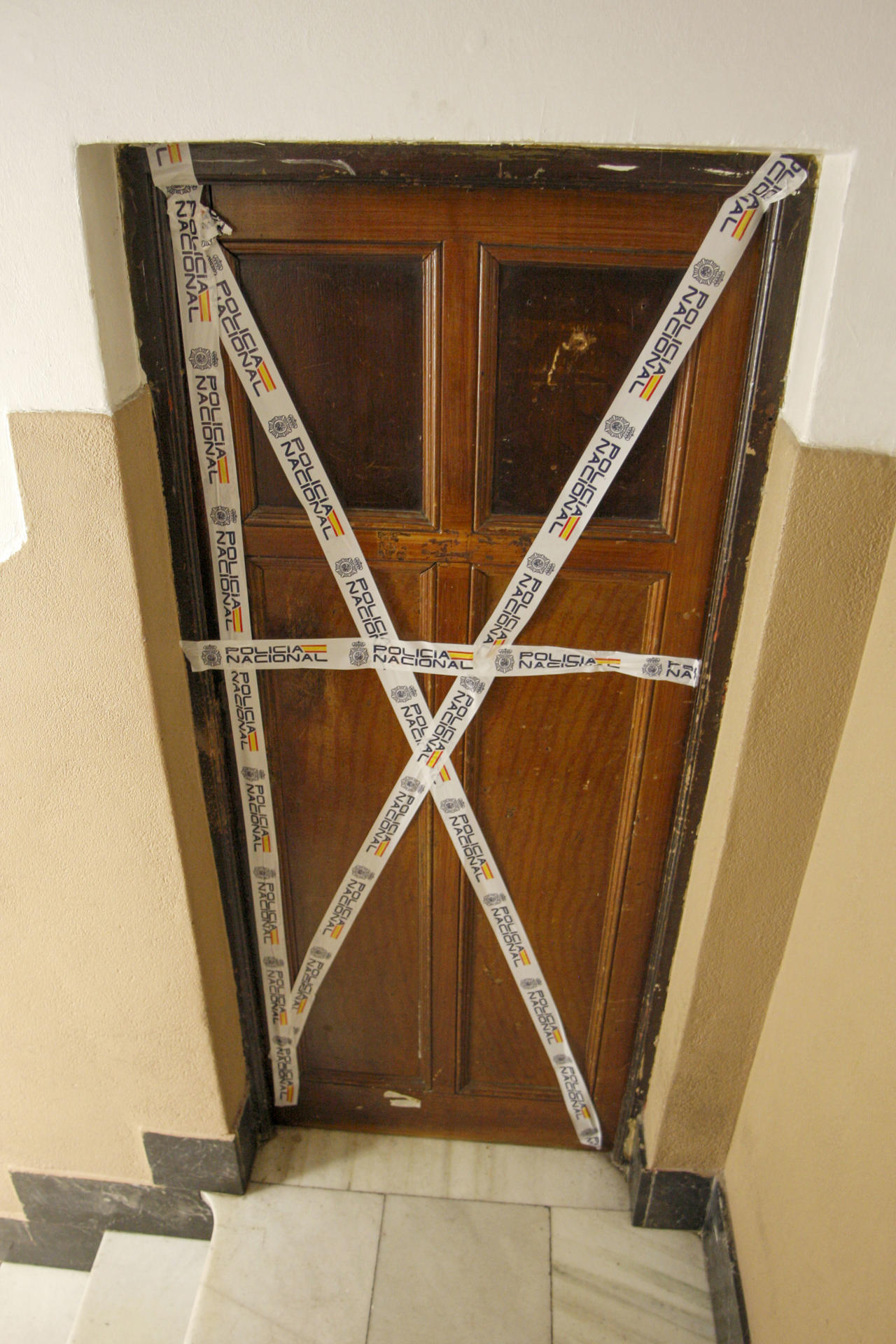 La Policía Nacional ha detenido a un hombre por su presunta relación con el cadáver hallado este martes en el interior de un cubo de basura en un piso de Gijón y en cuya identificación se sigue trabajando debido a su avanzado estado de descomposición, han informado a EFE fuentes policiales. Los restos fueron encontrados durante las pesquisas iniciadas para la localización de una mujer que se encontraba desaparecida desde el pasado mes de mayo en Gijón. EFE/ Juan González