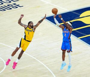 El escolta de los Oklahoma City Thunder Shai Gilgeous-Alexander (D) lanza a canasta ante el alero de los Indiana Pacers, Obi Toppin (I), durante la segunda parte del cuarto partido de las finales de la NBA. EFE/EPA/BRIAN SPURLOCK