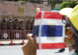 Un grupo de tailandeses se manifiesta frente a la Embajada de Camboya en Bangkok en medio de las tensiones fronterizas entre ambos países.
EFE/EPA/NARONG SANGNAK