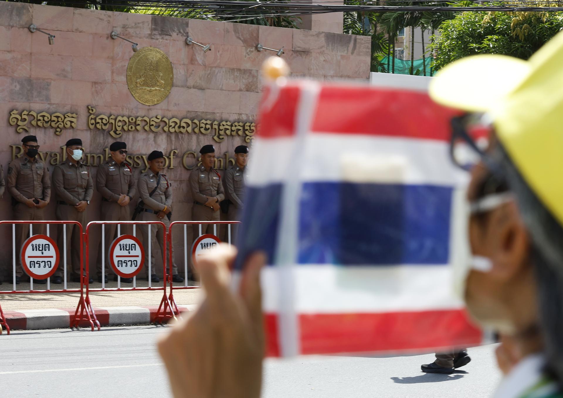Un grupo de tailandeses se manifiesta frente a la Embajada de Camboya en Bangkok en medio de las tensiones fronterizas entre ambos países.
EFE/EPA/NARONG SANGNAK