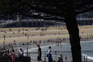 Turistas y donostiarras disfrutan de un día soleado en la playa de la Concha de San Sebastián. Los cielos del País Vasco se presentan este martes parcialmente nubosos, la nubosidad aumentará por la tarde, cuando podrán caer tormentas, las temperaturas ascenderán ligera a moderadamente y el viento soplará flojo variable, con rachas fuertes en las zonas de tormenta por la tarde. EFE/Juan Herrero.