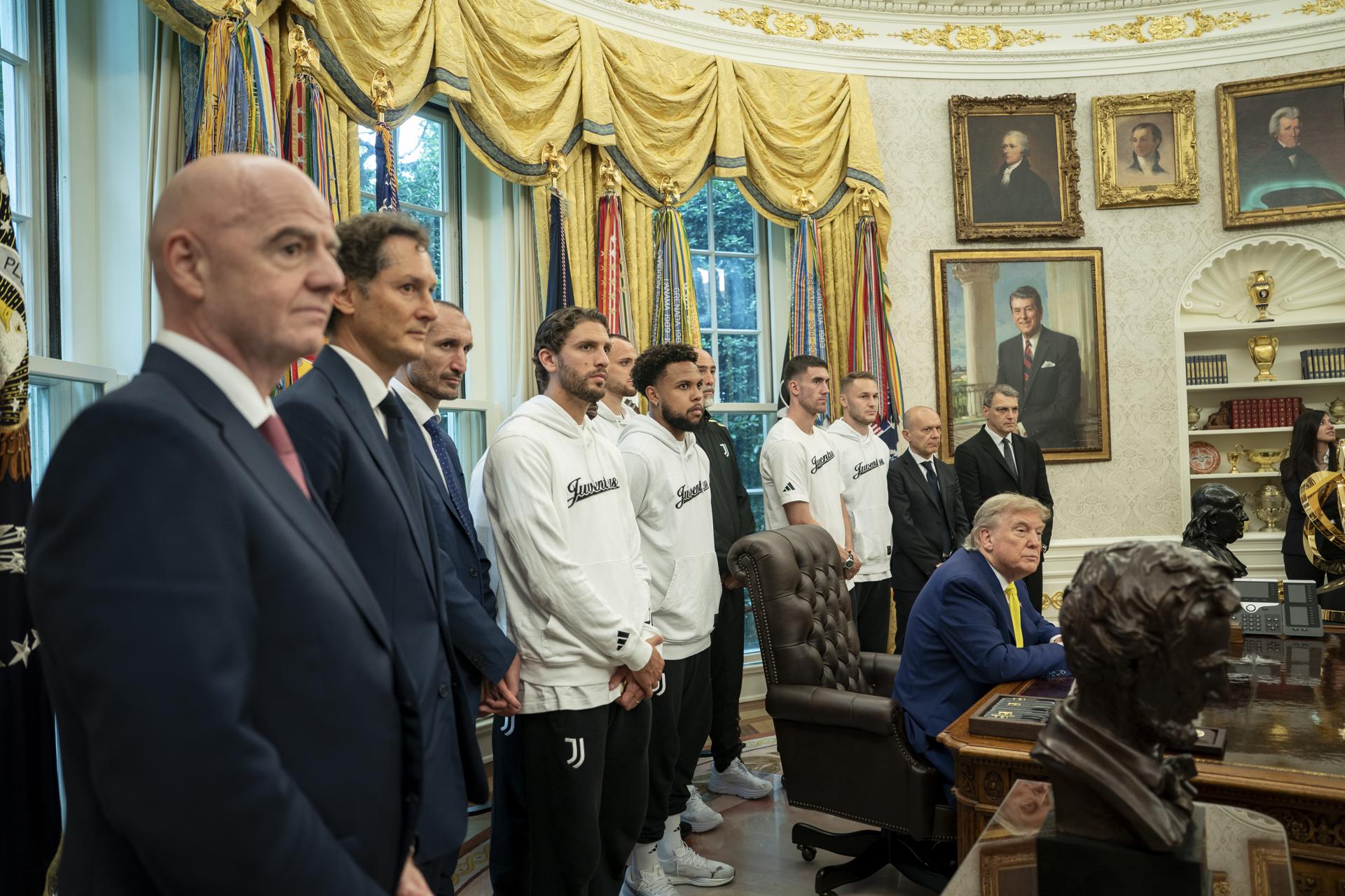 El presidente de la FIFA, Giani Infantino (I), y jugadores de la Juventus asisten a una reunión con el presidente de Estados Unidos, Donald Trump. EFE/KEN CEDENO / POOL
//////////
WASHINGTON (United States), 18/06/2025.- FIFA president Giani Infantino (L) and Juventus players attend a meeting with US President Donald Trump (C) in the Oval Office of the White House in Washington, DC, USA, 18 June 2025. EFE/EPA/KEN CEDENO / POOL