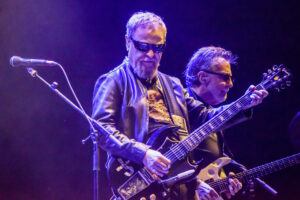 Los miembros de la banda neoyorkina 'Blue Öyster Cult', Eric Bloom (i) y 'Buck Dharma', durante la primera jornada del BBK Bilbao Music Legends Fest celebrada este viernes en Bilbao. EFE/Javier Zorrilla