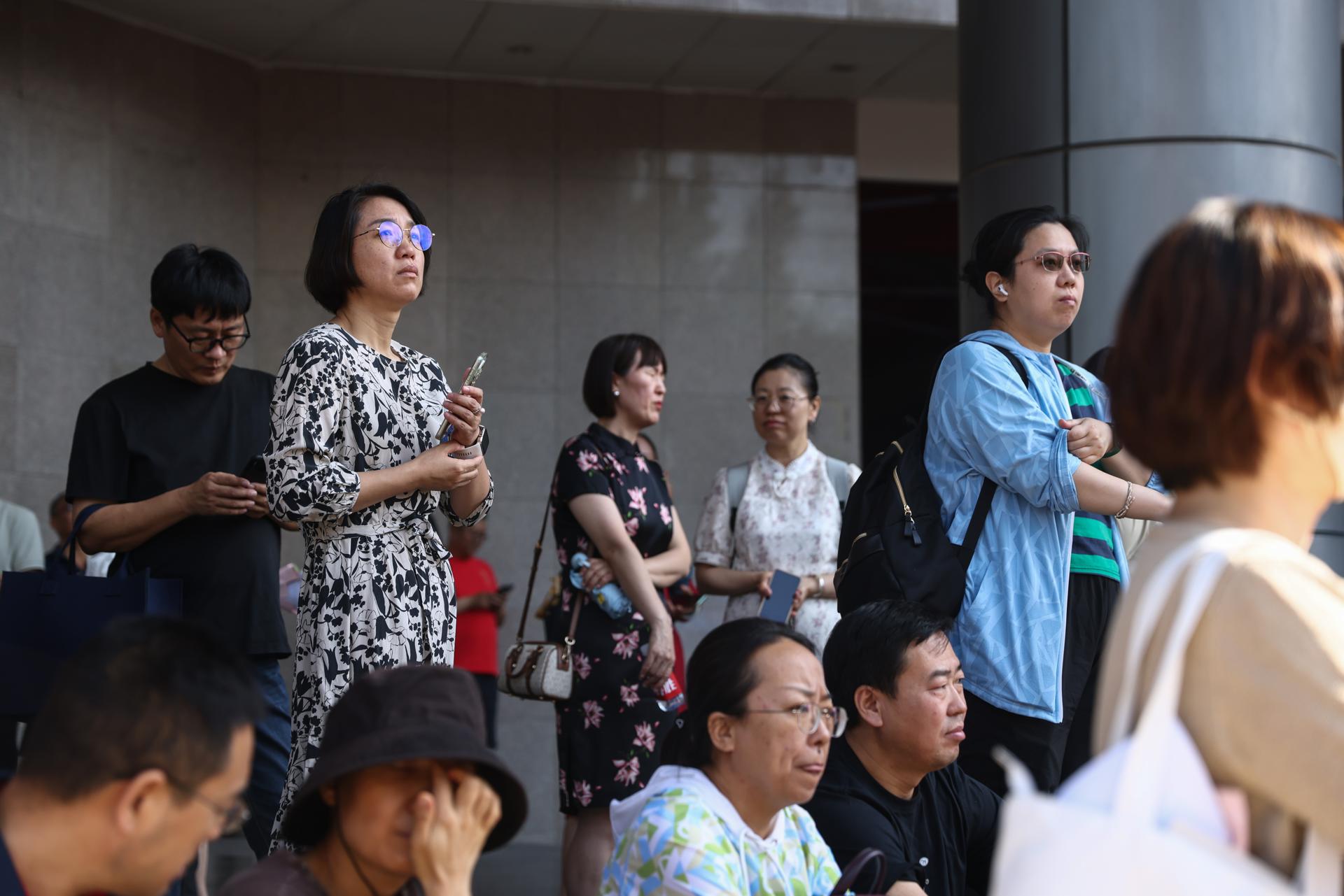 Familiares esperan a estudiantes fuera de una escuela el primer día del Examen Nacional de Ingreso a la Universidad de China, en Pekín, China, el 7 de junio de 2025. EFE/EPA/WU HAO