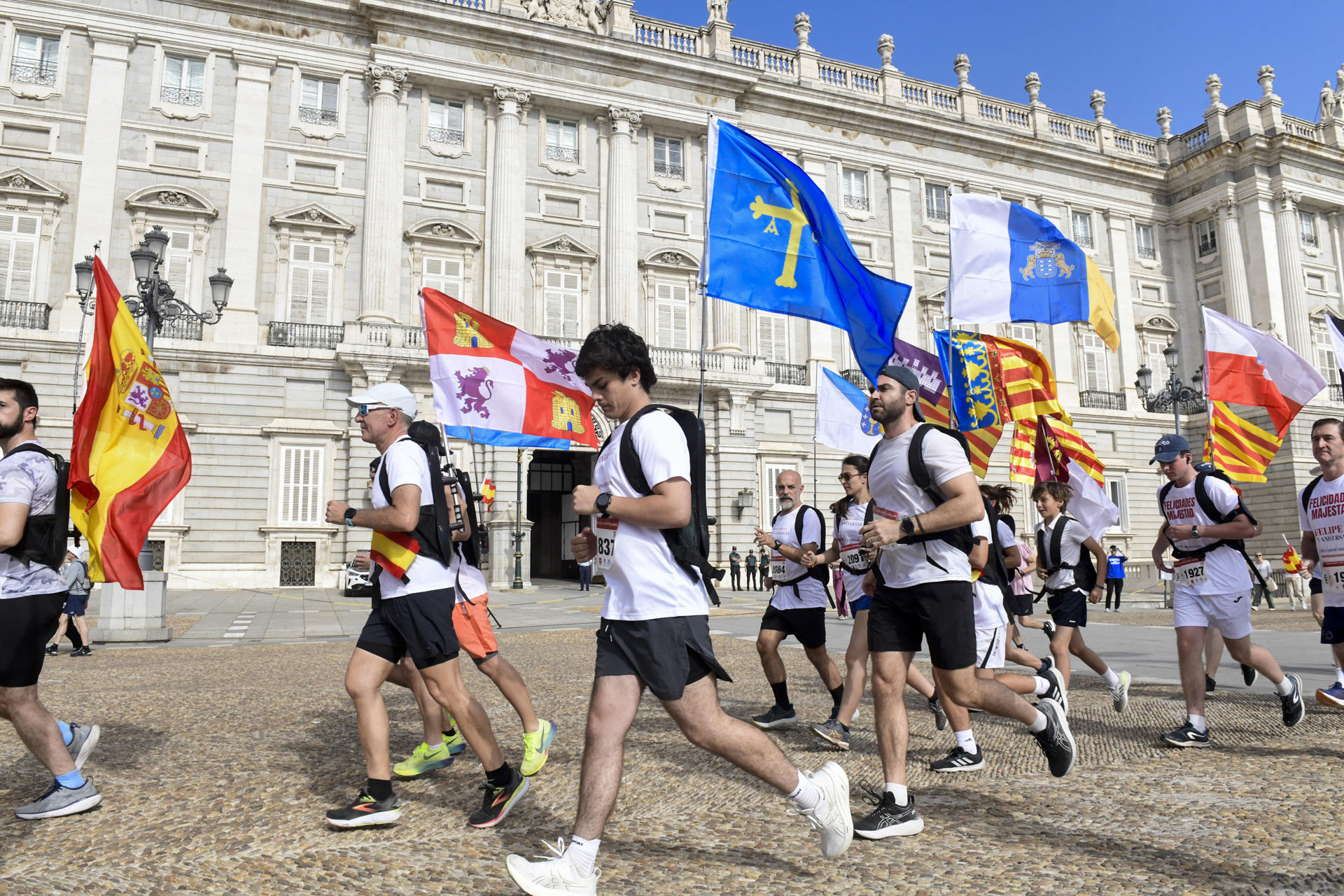 Corredores en la Explanada de la plaza de Oriente al comienzo de la Carrera popular por el X aniversario de la proclamación de Su Majestad el rey Felipe VI. EFE/ Victor Lerena