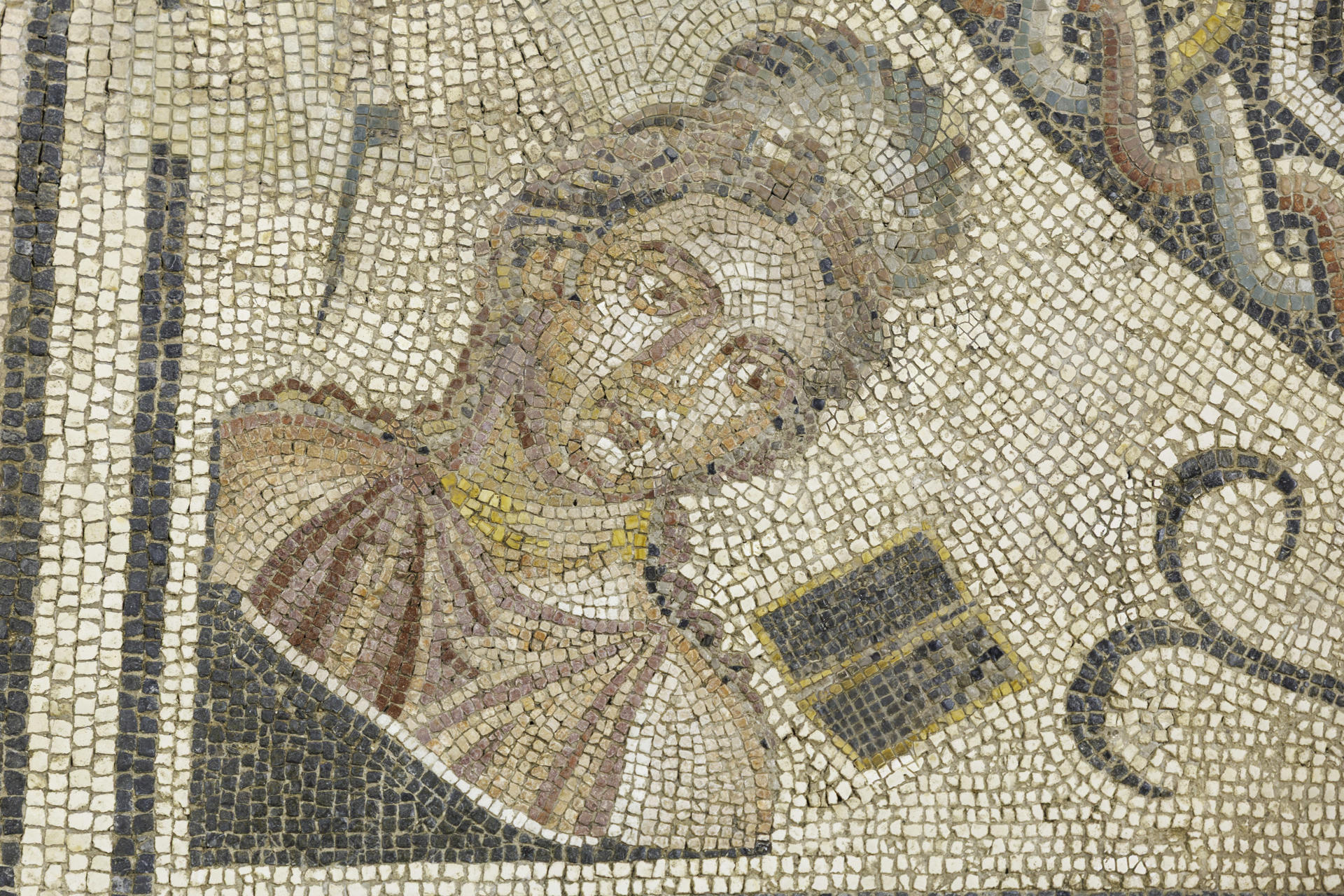 Como si de unas piezas de rompecabezas se tratara, los fragmentos del mosaico romano 'Las musas' han podido unirse al completo por primera vez en Zaragoza, un "día histórico" para la capital aragonesa, que ha logrado ver en su plenitud el tapiz después de 36 años desde su descubrimiento. EFE/Javier Cebollada