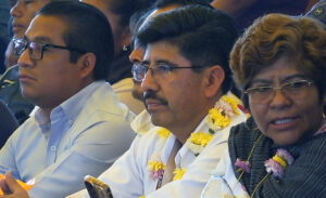 Fotografía del 28 de mayo de 2025 del abogado mexicano mixteco y actual coordinador general de Derechos Indígenas del Instituto Nacional de los Pueblos Indígenas (INPI), Hugo Aguilar Ortiz (c), durante un acto protocolario en Oaxaca (México). EFE/Jesús Méndez
