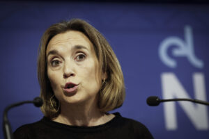 La secretaria general del PP, Cuca Gamarra, durante la rueda de prensa que ha ofrecido este sábado en Pamplona en la que ha asegurado que "el toro de la ley ha empitonado ya a los corruptos" y ha pedido la dimisión tanto de Pedro Sánchez como de la presidenta de Navarra, María Chivite, y la convocatoria de elecciones. EFE/Villar López