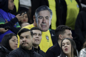 Un aficionado de Brasil lleva puesta una máscara con la imagen del Carlo Ancelotti este martes, en el partido que selló la clasificación anticipada de la Canarinha para el Mundial de 2026.en el estadio Neo Química Arena en Sao Paulo. EFE/ Sebastiao Moreira
