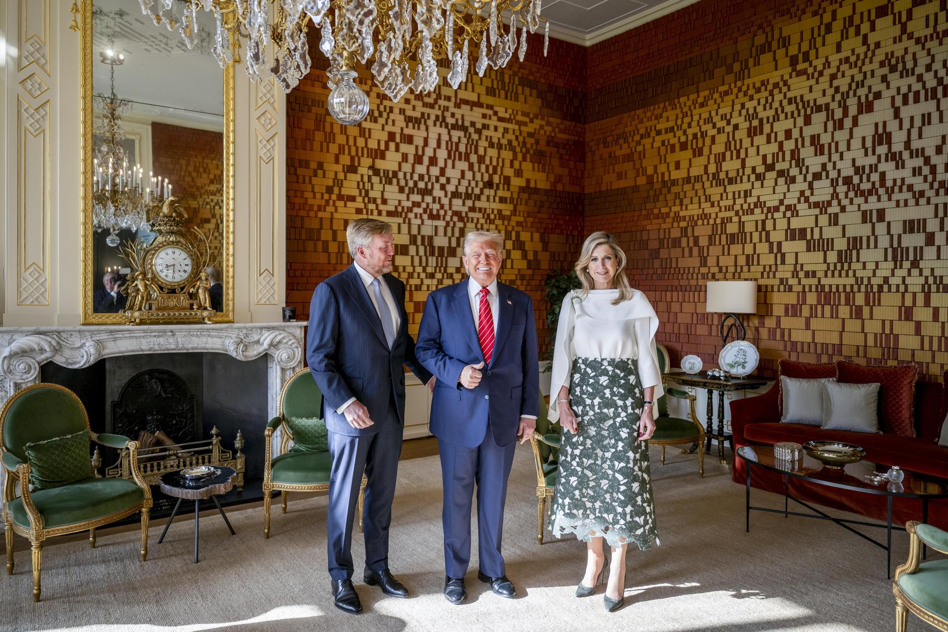 El presidente de EE.UU., Donald Trump, y los reyes neerlandeses Guillermo Alejandro y Máxima. EFE/EPA/FRANK VAN BEEK / POOL