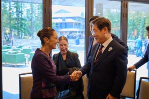 El presidente de Corea del Sur, Lee Jae-myung (der.), y la presidenta de México, Claudia Sheinbaum (izq.), se estrechan la mano antes de sus conversaciones en la sede de la cumbre del Grupo de los Siete en Kananaskis, Canadá, el 17 de junio de 2025. EFE/EPA/YONHAP / POOL SOUTH KOREA OUT