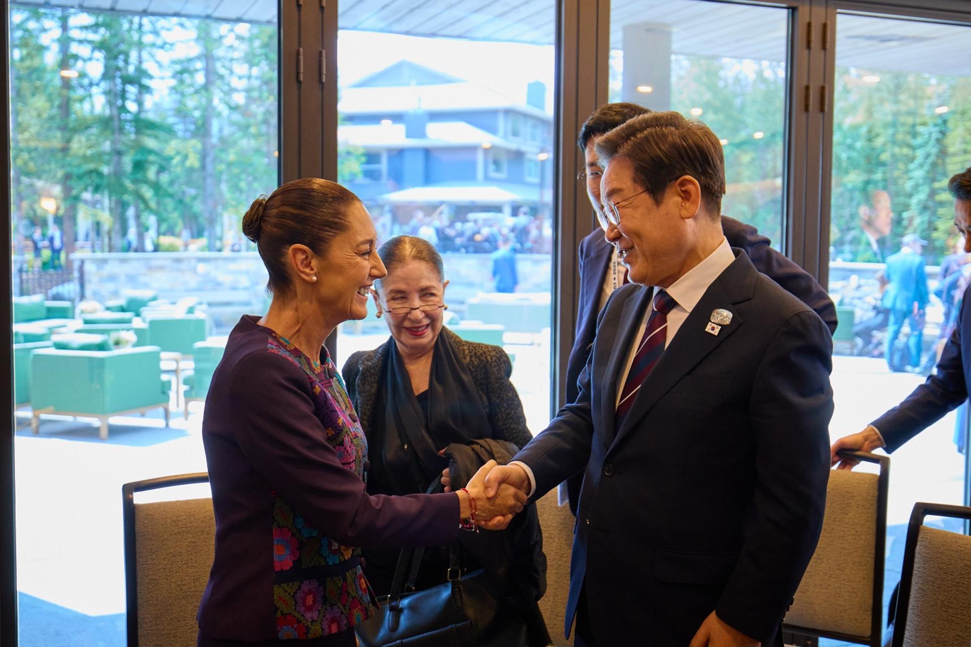 El presidente de Corea del Sur, Lee Jae-myung (der.), y la presidenta de México, Claudia Sheinbaum (izq.), se estrechan la mano antes de sus conversaciones en la sede de la cumbre del Grupo de los Siete en Kananaskis, Canadá, el 17 de junio de 2025. EFE/EPA/YONHAP / POOL SOUTH KOREA OUT