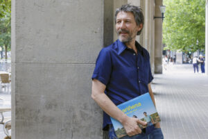 Los cines estrenan 'Cariñena, vino del mar', la primera película de Javier Calvo que parte de la historia real del periodista y el escritor gallego Antón Castro y que propone un viaje emocional y luminoso a través de la juventud, el recuerdo y el paisaje, en una etapa vital marcada por la incertidumbre, cuando las decisiones parecen frágiles y el futuro se intuye como un territorio por descubrir. EFE/Javier Cebollada