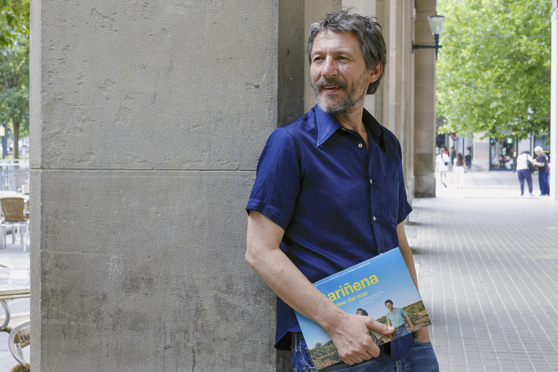 Los cines estrenan 'Cariñena, vino del mar', la primera película de Javier Calvo que parte de la historia real del periodista y el escritor gallego Antón Castro y que propone un viaje emocional y luminoso a través de la juventud, el recuerdo y el paisaje, en una etapa vital marcada por la incertidumbre, cuando las decisiones parecen frágiles y el futuro se intuye como un territorio por descubrir. EFE/Javier Cebollada
