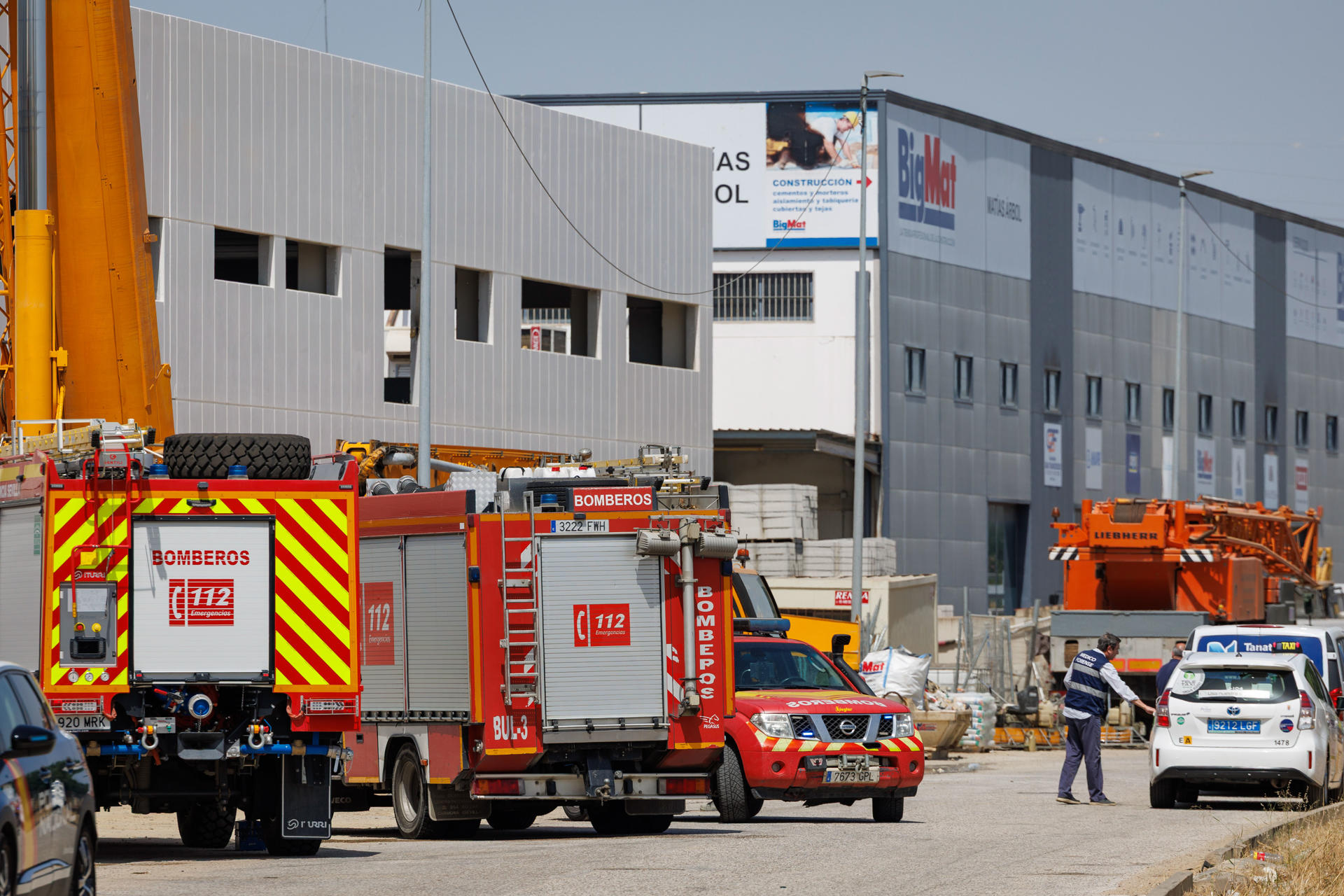 Una persona ha fallecido tras derrumbarse la segunda planta de una nave en construcción situada en un polígono industrial de Camas (Sevilla), en un suceso en el que se han producido varios heridos. Emergencias 112 Andalucía ha informado a EFE de que a las 13:45 horas han recibido varias llamadas de alerta que avisaban de que se había hundido la parte alta de una nave en construcción en el polígono Parque Plata-Los Hayones de la citada localidad. EFE/ Julio Muñoz
