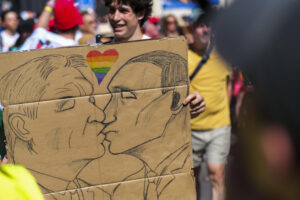 Imagen de la marcha del Orgullo LGTBIQ+ celebrada este sábado en Budapest (Hungría) en medio de la controversia por haber sido prohibida por Gobierno del primer ministro Viktor Orbán y con el apoyo de numerosos políticos de centro izquierda europeos, incluyendo varios ministros españoles. EFE/ Luis Lidón