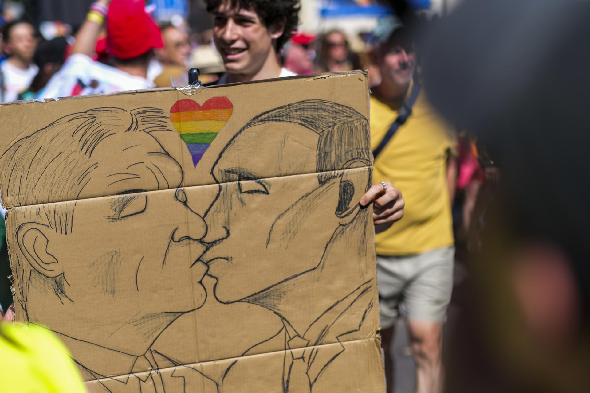 Imagen de la marcha del Orgullo LGTBIQ+ celebrada este sábado en Budapest (Hungría) en medio de la controversia por haber sido prohibida por Gobierno del primer ministro Viktor Orbán y con el apoyo de numerosos políticos de centro izquierda europeos, incluyendo varios ministros españoles. EFE/ Luis Lidón