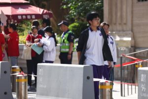 Estudiantes se preparan para ingresar a una escuela para el Examen Nacional de Ingreso a la Universidad de China, celebrado anualmente en Pekín, el 7 de junio de 2025. EFE/EPA/WU HAO