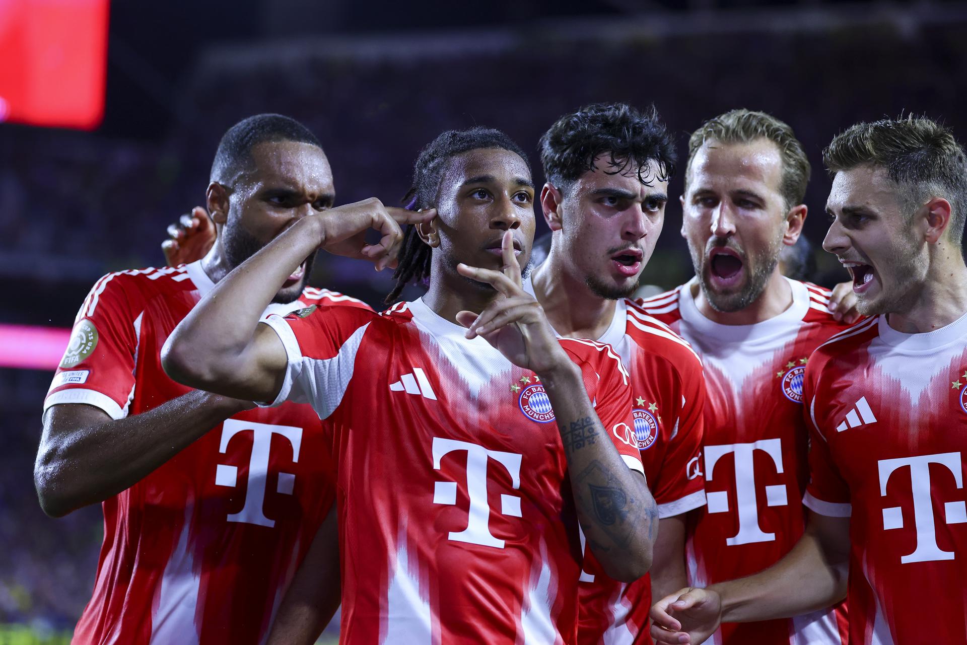 Michael Olise (2i) celebra junto a sus compañeros del Bayern Múnich luego de anotar el gol del triunfo ante Boca. EFE/CRISTOBAL HERRERA-ULASHKEVICH