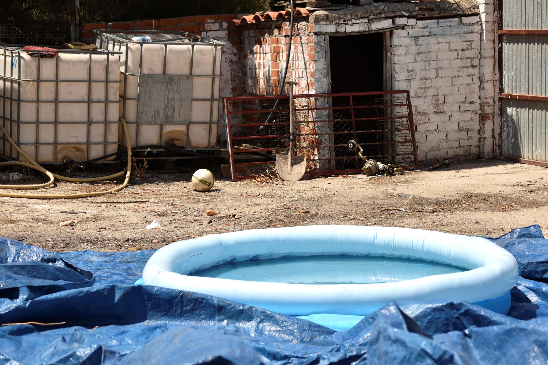 Imagen de archivo de una piscina hinchable en una de las infraviviendas del poblado de la Cañada Real, en Madrid. EFE/ Federico Segarra