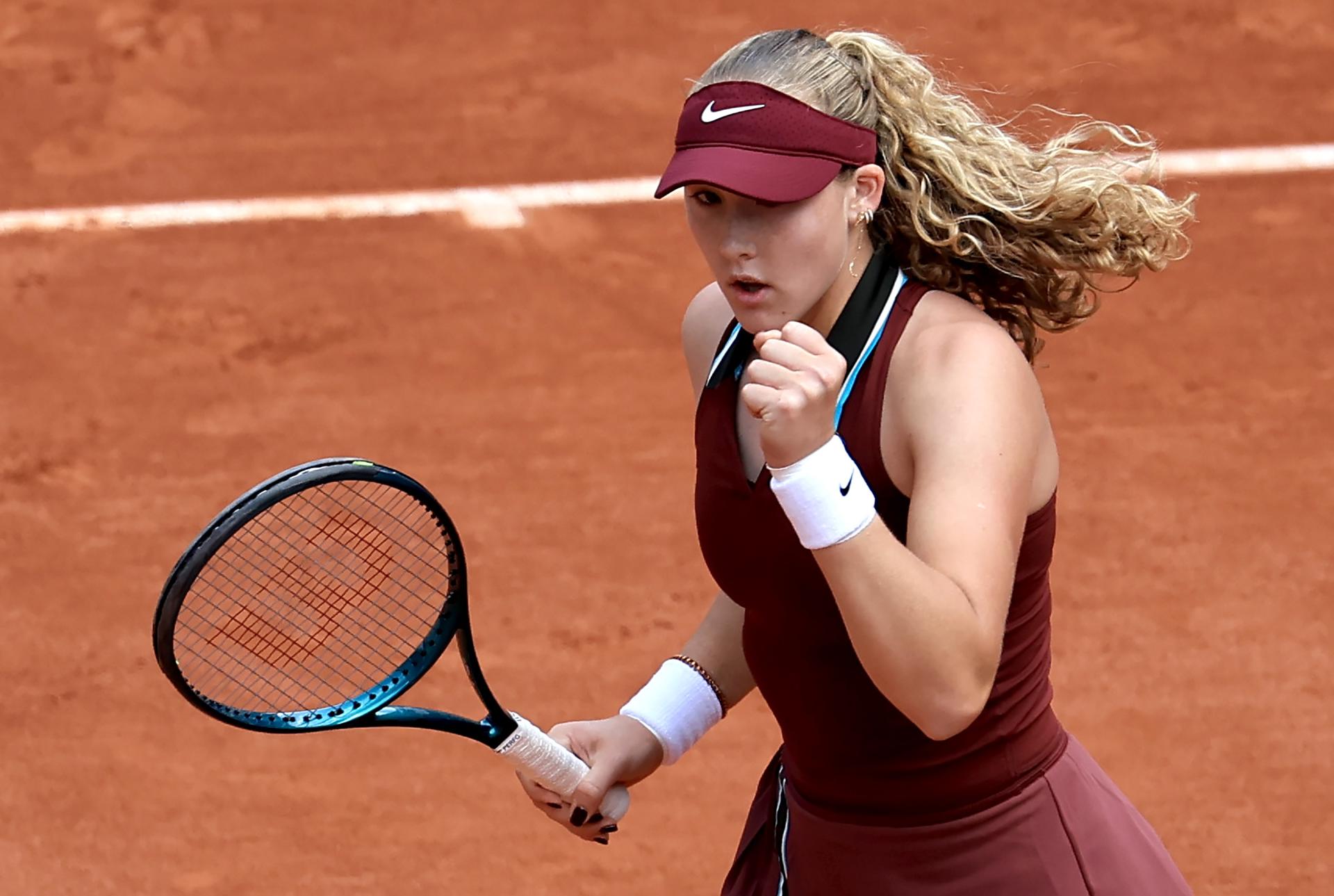 La rusa Mirra Andreeva celebra un punto durante su partido de octavos de final de Roland Garros contra la australiana Daria Kasatkina. EFE/EPA/CHRISTOPHE PETIT TESSON
```