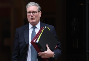 El Primer Ministro británico Keir Starmer sale de Downing Street en Londres, Gran Bretaña, 04 de junio de 2025. (Reino Unido, Londres) 
EFE/EPA/NEIL HALL