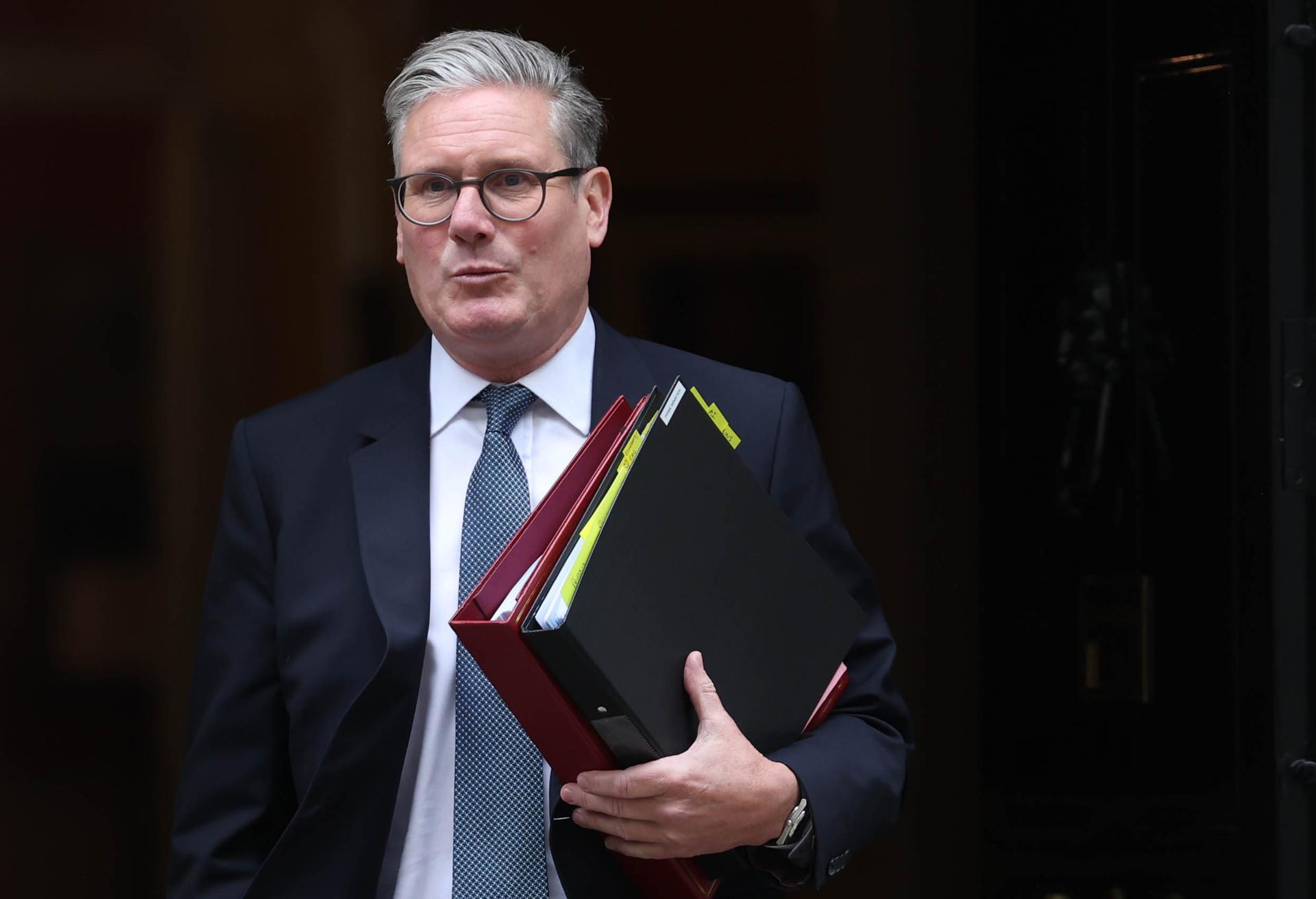 El Primer Ministro británico Keir Starmer sale de Downing Street en Londres, Gran Bretaña, 04 de junio de 2025. (Reino Unido, Londres) 
EFE/EPA/NEIL HALL