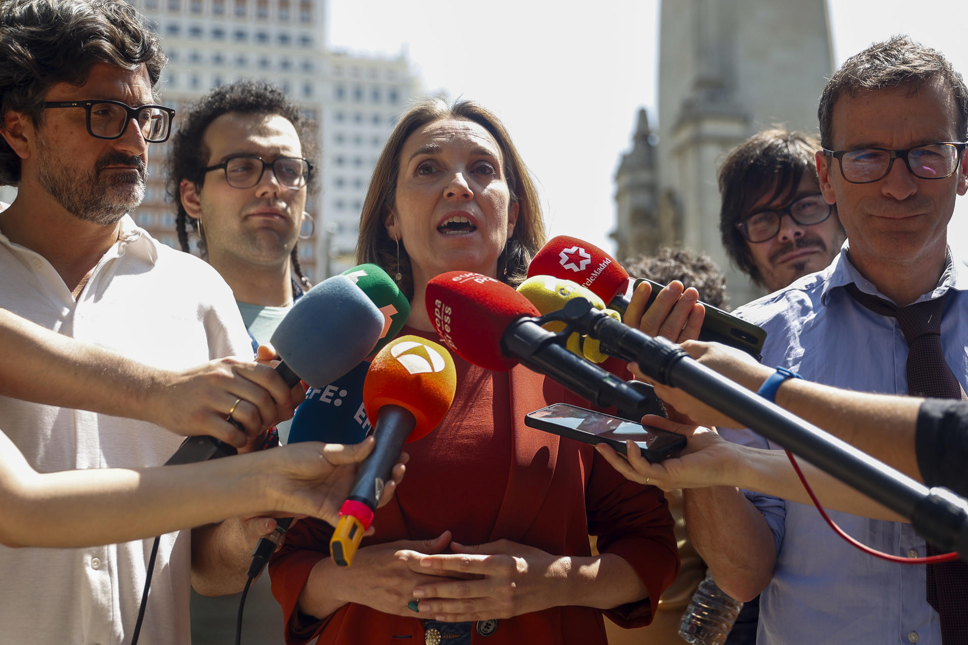 La secretaria general del PP, Cuca Gamarra hace declaraciones en Plaza de España en Madrid este viernes. EFE/ Mario Morón
