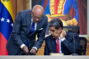 Fotografía de archivo del presidente de Venezuela, Nicolás Maduro (d), al hablar con el jefe de campaña del chavismo y presidente de la Asamblea Nacional (Parlamento). EFE/Ronald Peña