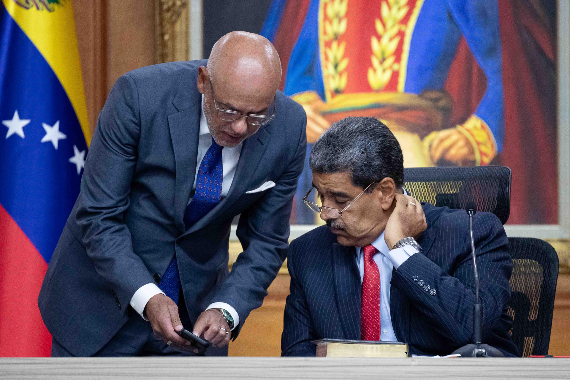 Fotografía de archivo del presidente de Venezuela, Nicolás Maduro (d), al hablar con el jefe de campaña del chavismo y presidente de la Asamblea Nacional (Parlamento). EFE/Ronald Peña