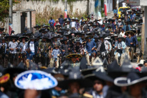 Cientos de personas fueron captadas este martes, 24 de junio, durante la festividad del Inti Raymi (Fiesta del Sol, en quechua), en Cotacachi (Ecuador). EFE/José Jácome