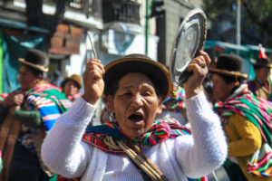 Miles de campesinos y comerciantes marcharon por separado en la ciudad boliviana de La Paz para exigir al Gobierno de Luis Arce salidas "inmediatas" a la situación económica que afronta el país por la inflación, la falta de dólares y el desabastecimiento de combustibles. EFE/ Gabriel Márquez