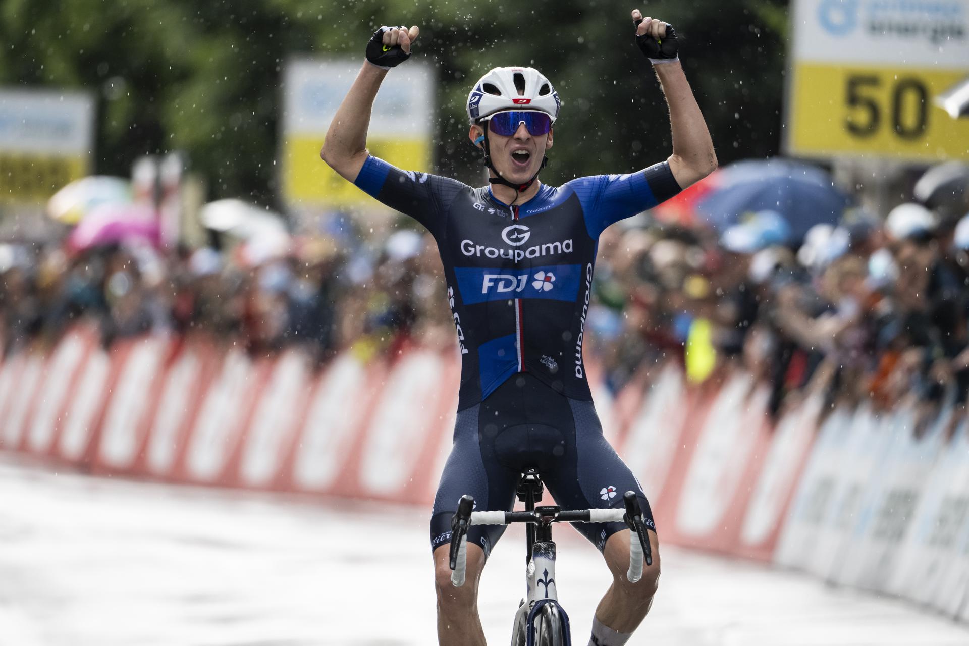 El francés Romain Grégoire (FDJ Groupama) celebra la victoria en la Vuelta a Suiza en la primera etapa disputada con salida y llegada en Küssnacht, con un recorrido de 129.4 km. EFE/EPA/GIAN EHRENZELLER
