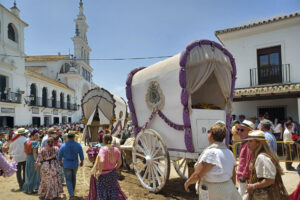Varios carruajes frente al Santuario de Nuestra Señora de El Rocío (Almonte, Huelva). EFE/Juan Ernesto García-Chicano