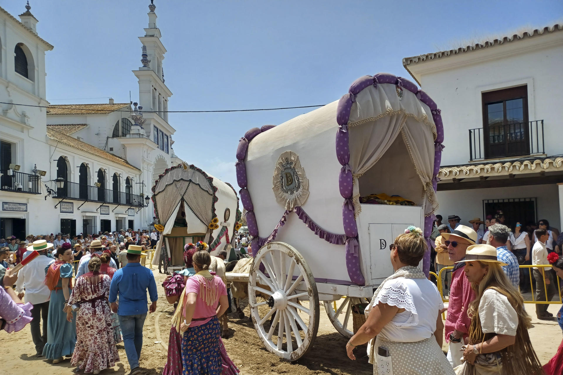 Varios carruajes frente al Santuario de Nuestra Señora de El Rocío (Almonte, Huelva). EFE/Juan Ernesto García-Chicano