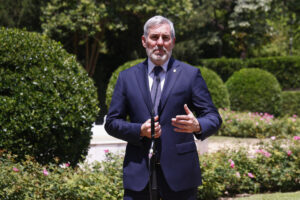 El presidente canario, Fernando Clavijo, da una rueda de prensa en el marco de su participación en la XXVIII Conferencia de Presidentes que se celebra este viernes en el Palau de Pedralbes en Barcelona. EFE/Quique García
