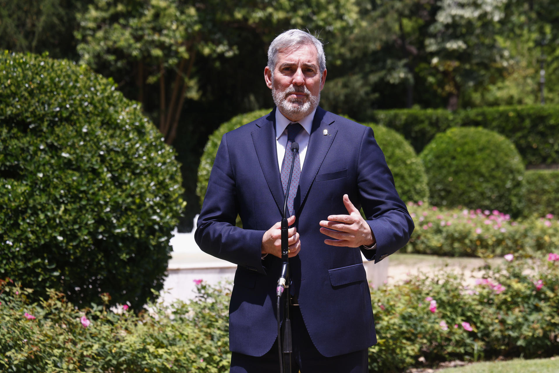 El presidente canario, Fernando Clavijo, da una rueda de prensa en el marco de su participación en la XXVIII Conferencia de Presidentes que se celebra este viernes en el Palau de Pedralbes en Barcelona. EFE/Quique García