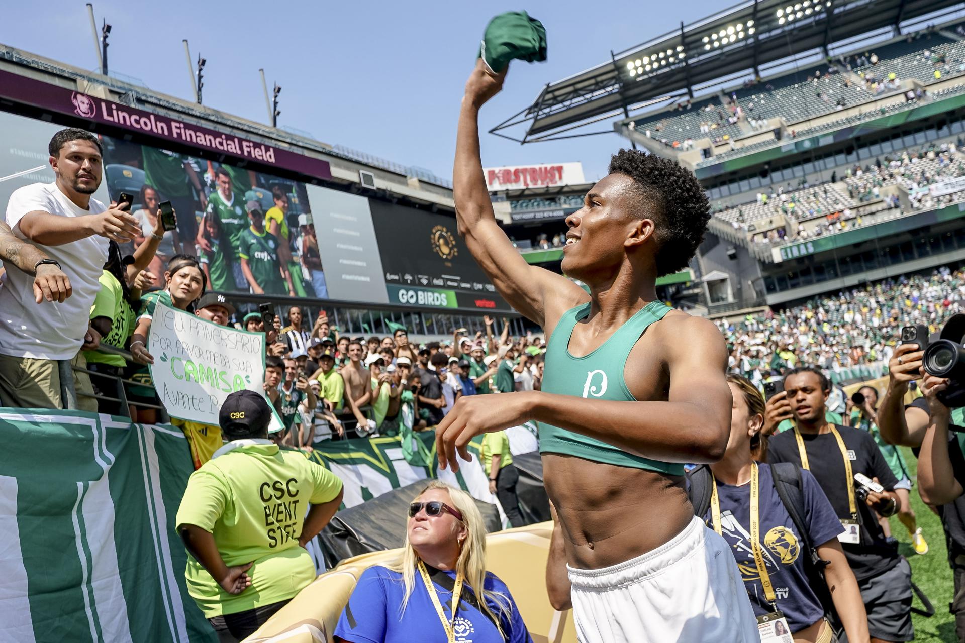 Estevao lanza su camiseta a los aficionados del Palmeiras en Filadelfia. EFE/EPA/WILL OLIVER
