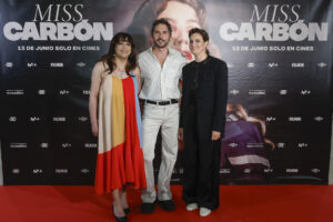 El actor Paco León (c), la cineasta agustina Macri (d) junto a Carla Antonella Rodríguez, la primera mujer trans en trabajar en una mina de carbón en Argentina, durante el photocall de la película "Miss Carbón", este lunes en Madrid. EFE/ Juanjo Martin